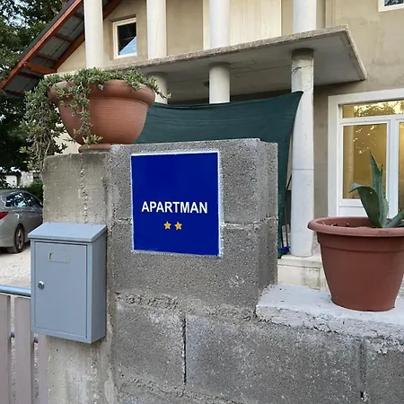 Mia With Wifi And Private Garden Apartment